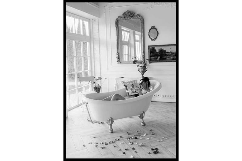 Reading Vogue In THe Bath Foto Svartvit/Grå
