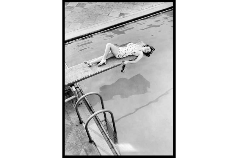 Vintage Woman By The Pool Foto Grå
