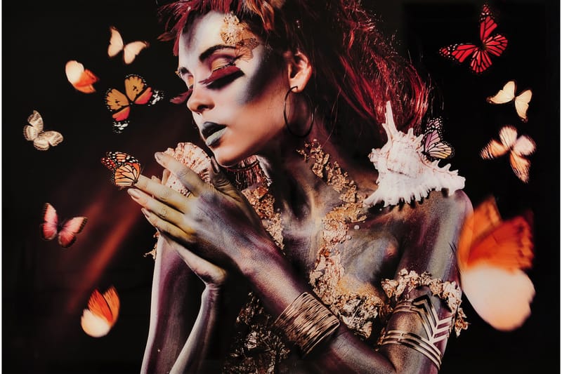 Tavla Woman with butterflies brown - 120x80 cm - Inredning - Tavlor & konst