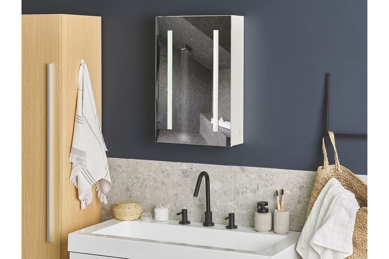 Belmena Badrumsskåp 40 cm Spegel med LED-belysning - Vit - Hus & renovering - Kök & bad - Badrum - Badrumsmöbler & badrumsinredning - Spegelskåp badrum
